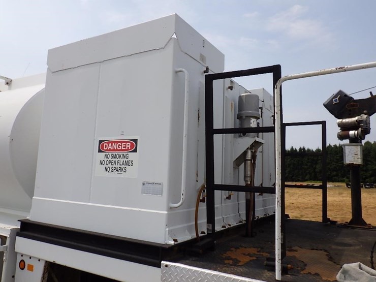 2005-sterling-lt8500-image-10