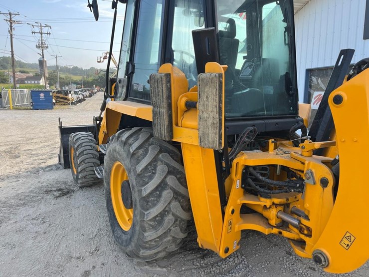 2022-jcb-3cx-image-15
