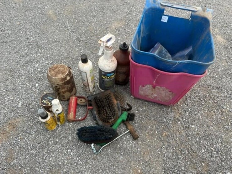 2-pannel-feeders-&-horse-supplies-image-1