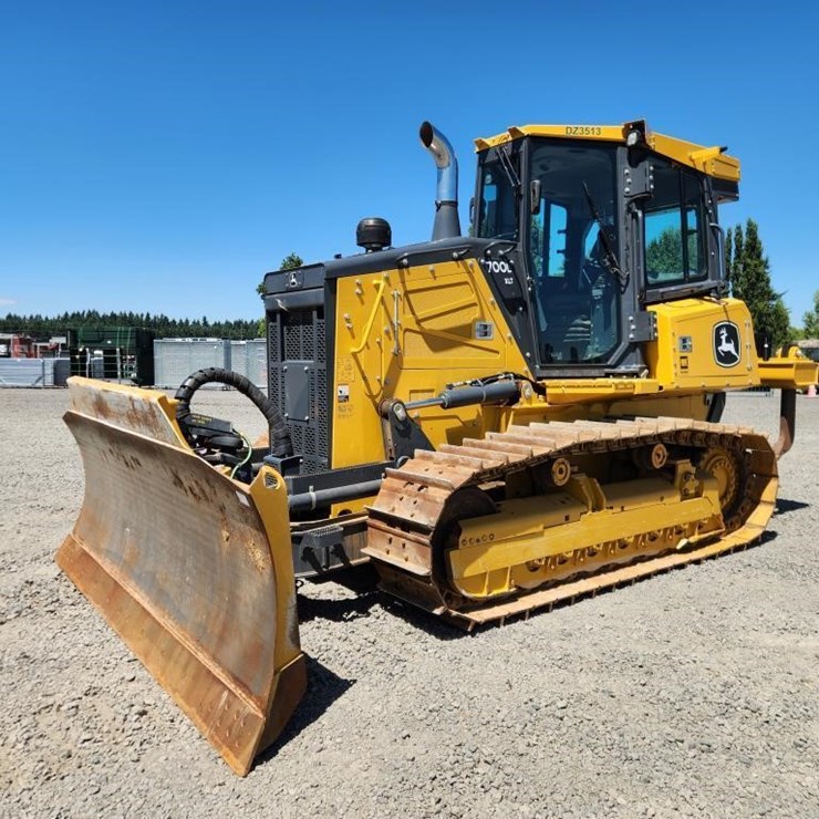 2023 DEERE 700L