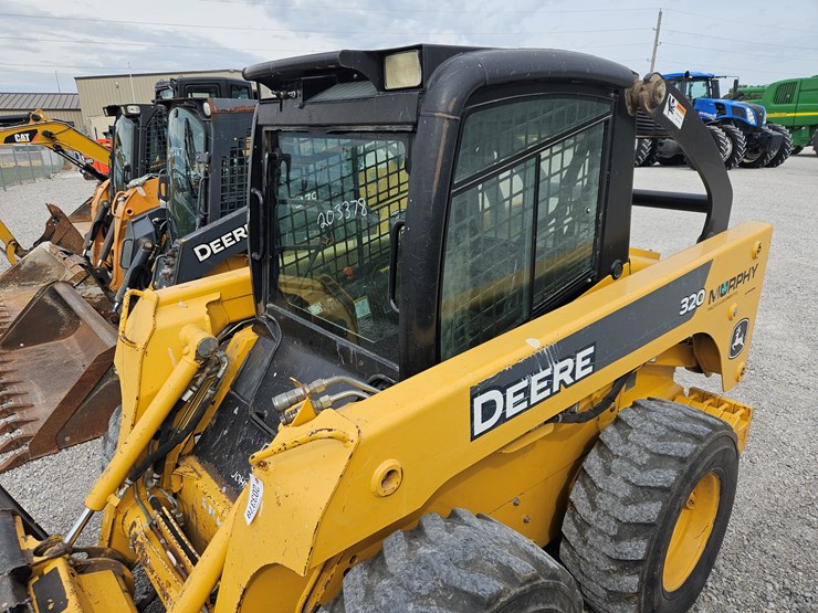 2005-john-deere-320-image-11