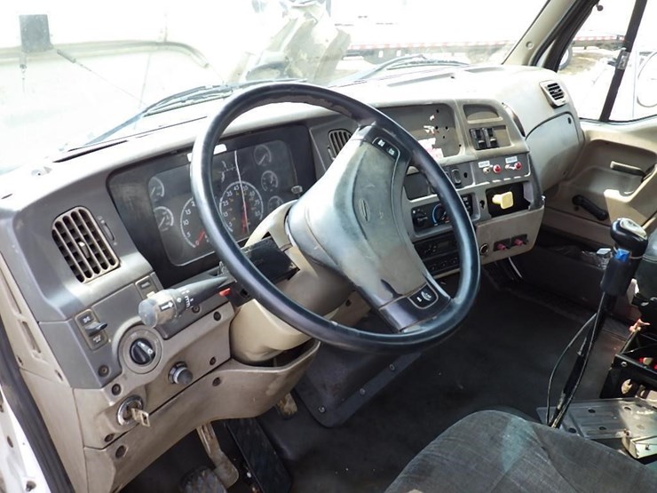 2005-sterling-lt8500-image-39
