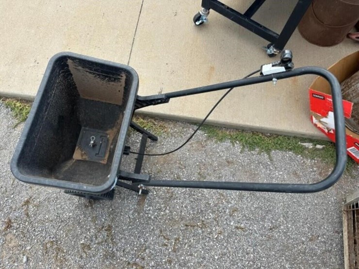 small-lawn-spreader-image-3