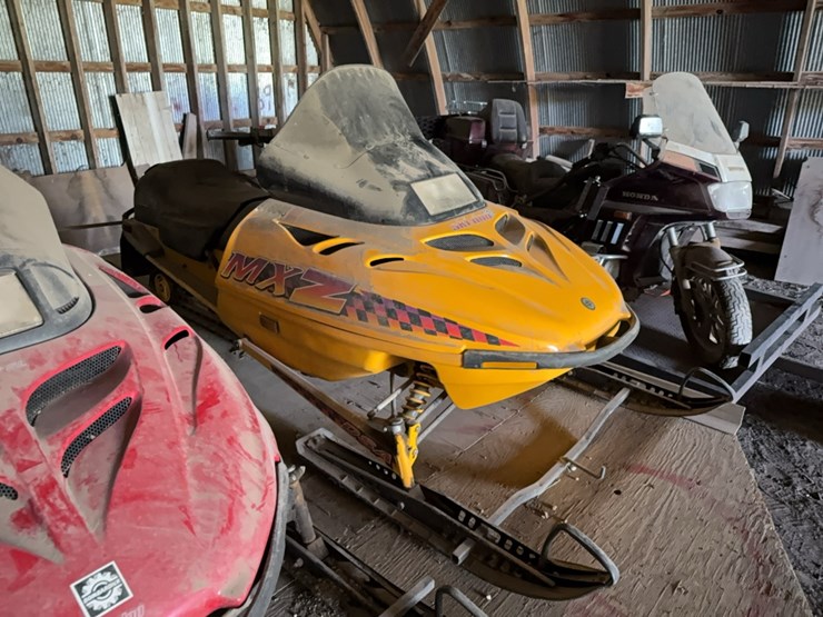 skidoo-mxz-440-snowmobile-w/-2,268-miles,-trailer-sold-seperate-image-3