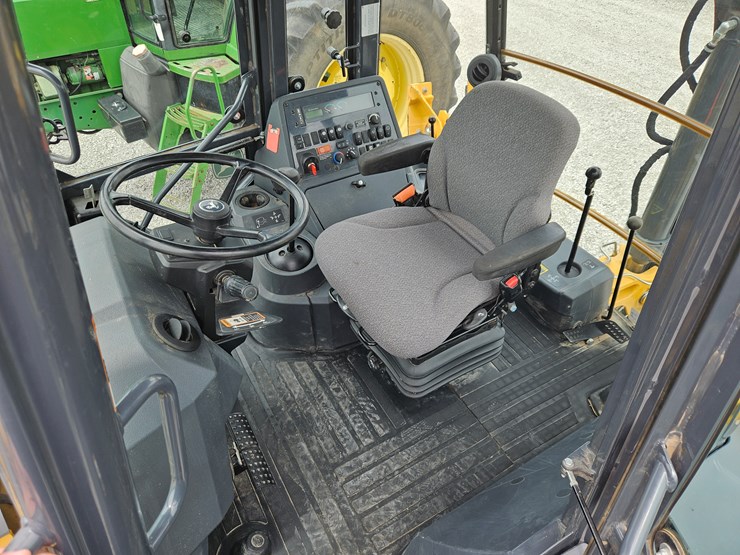 2018-deere-310l-image-21