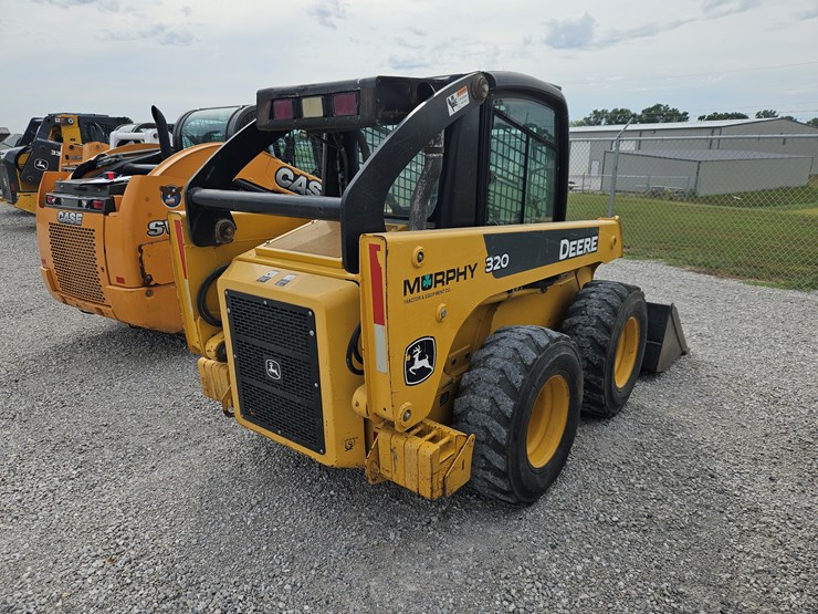 2005-john-deere-320-image-16