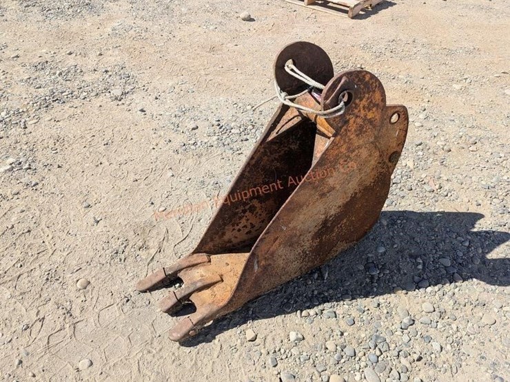 12"-backhoe-digging-bucket-image-4