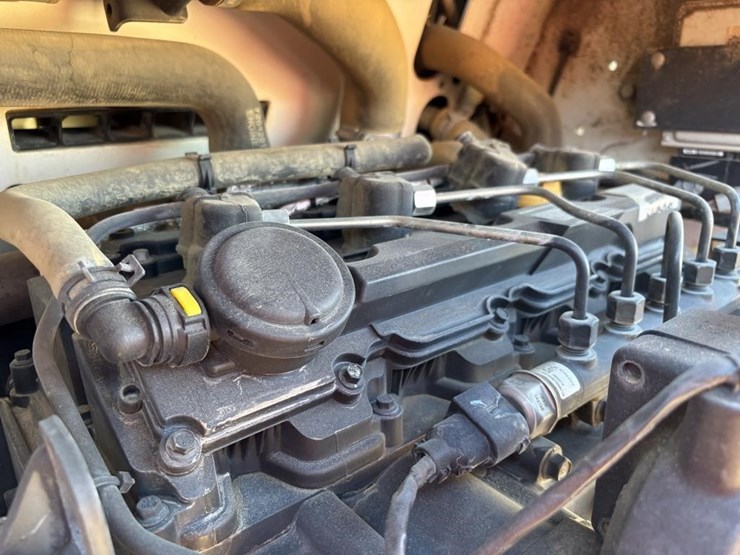 2019-bobcat-t740-image-36