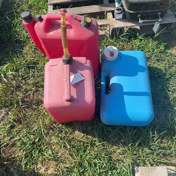 2 gas jugs, 1 water tote