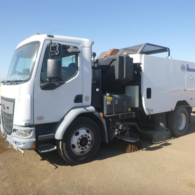 2016 PETERBILT 220
