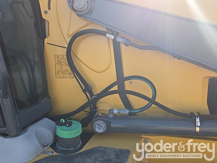 2019-deere-310l-image-47