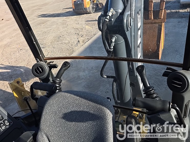 2019-deere-310l-image-74