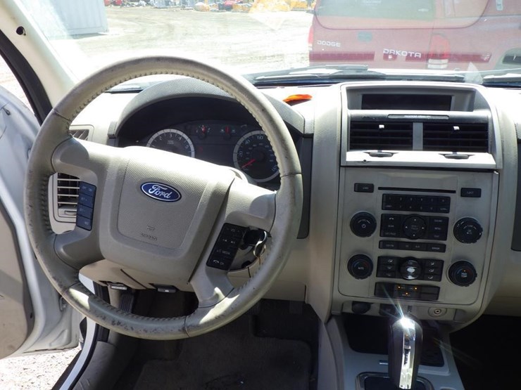 2011-ford-escape-image-9