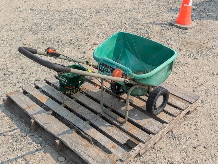 scott's-fertilizer-spreader-image-3