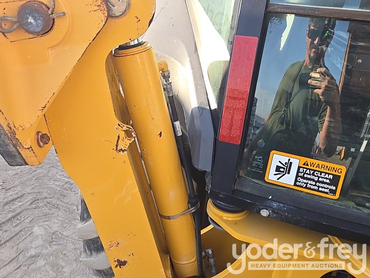 2019-deere-310l-image-34