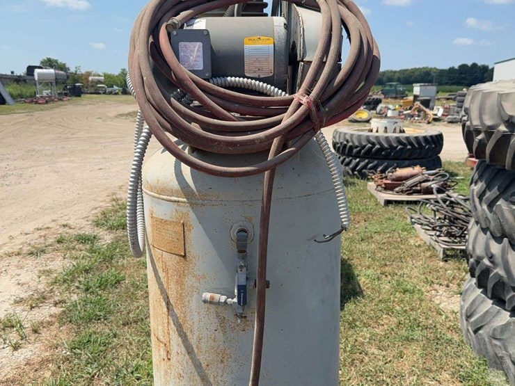 150-gallon-upright-air-compressor-image-5