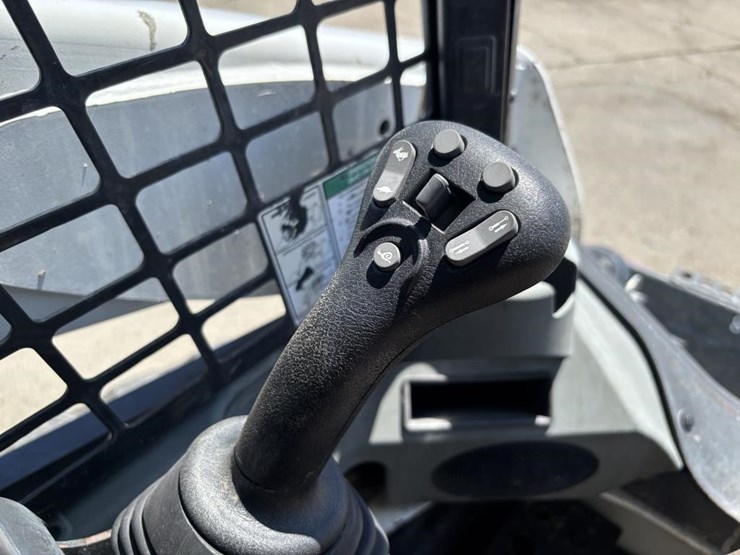 2017-bobcat-t740-image-21