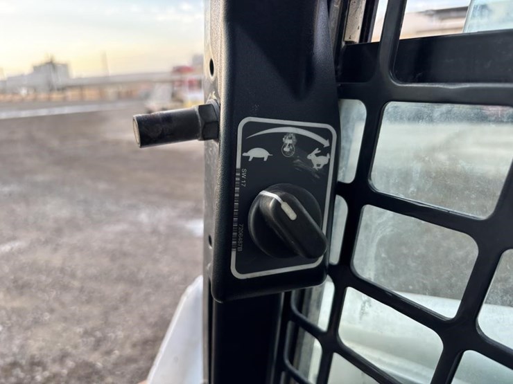 2019-bobcat-t740-image-25