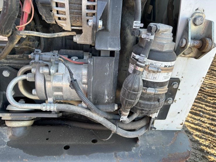 2019-bobcat-t740-image-36