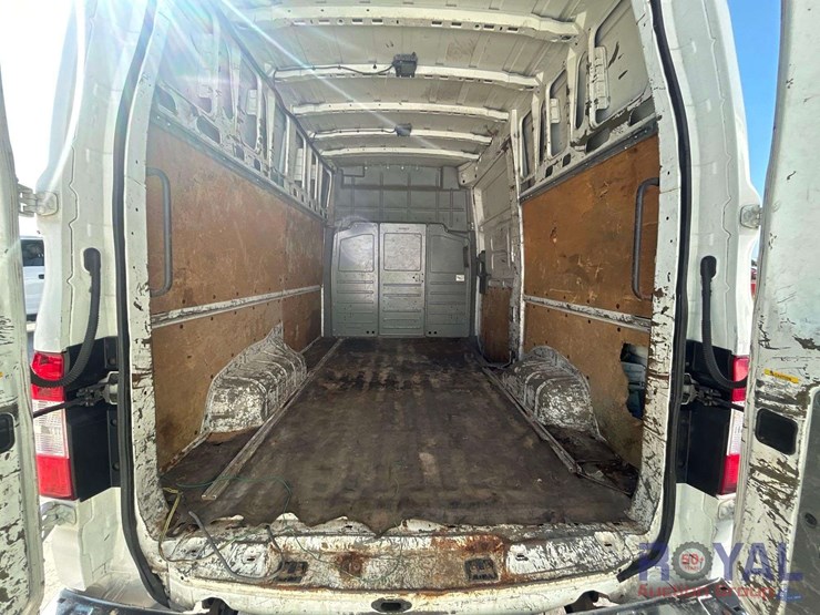 2012-nissan-nv2500hd-image-20