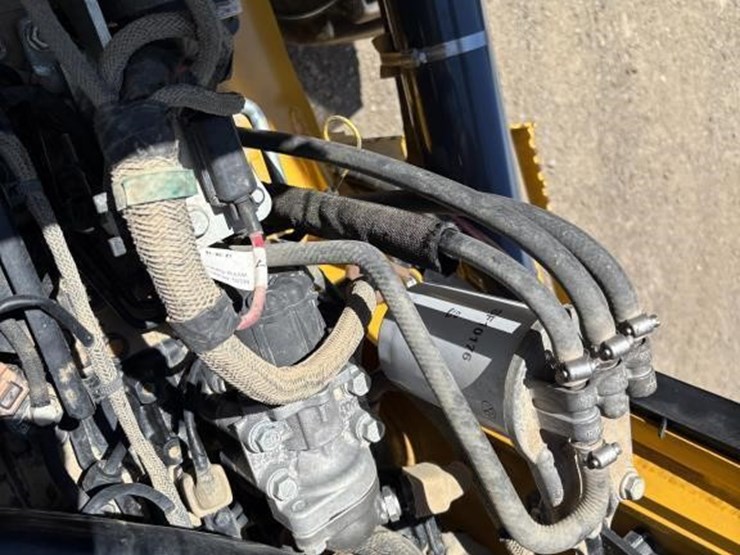 2018-deere-210l-image-45