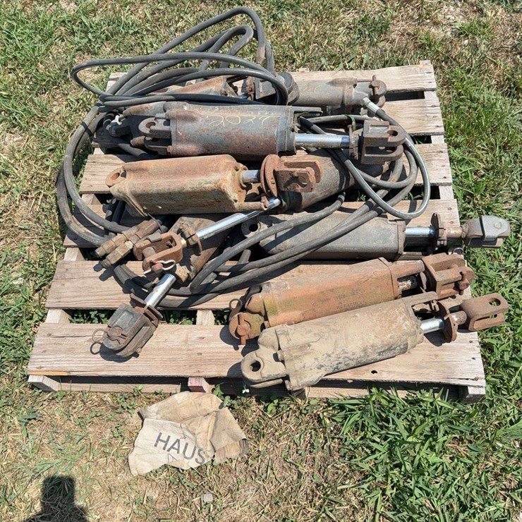 9 John Deere hydraulic cylinders