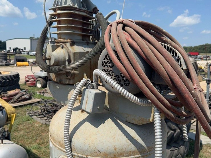 150-gallon-upright-air-compressor-image-3