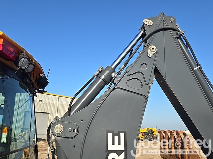 2019-deere-310l-image-39