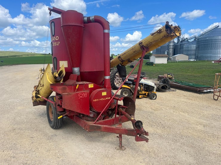 new-holland-352-image-1