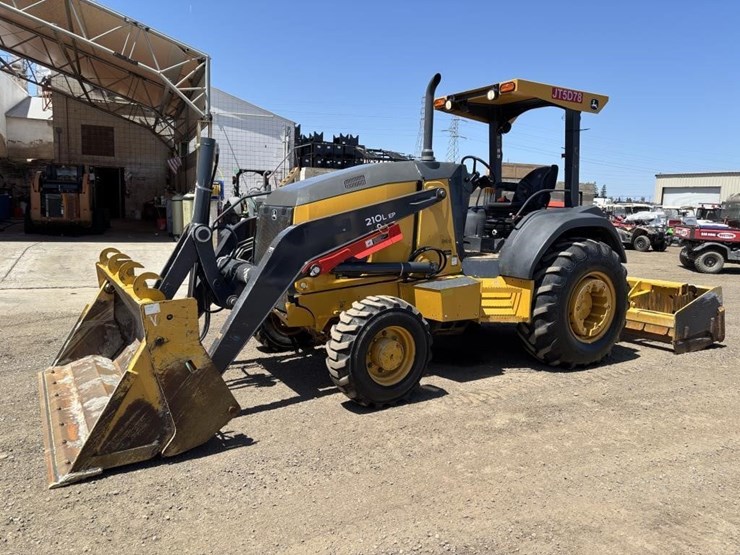 2018-deere-210l-image-1