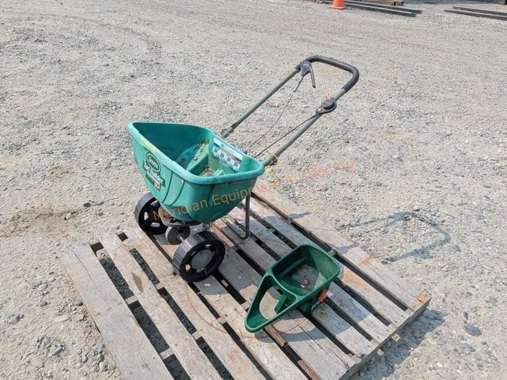 scott's-fertilizer-spreader-image-1