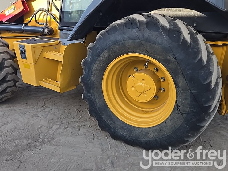 2019-deere-310l-image-21