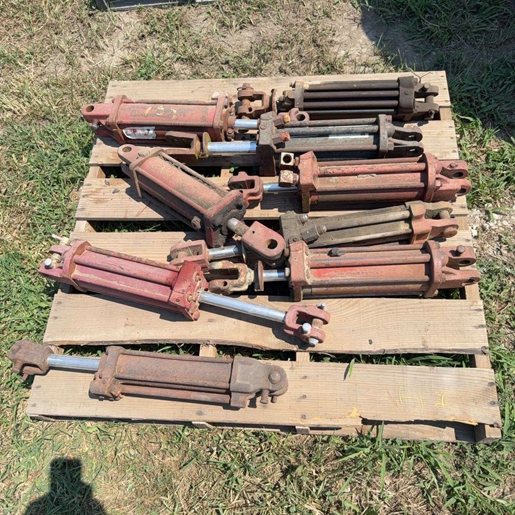 9 IH hydraulic cylinders