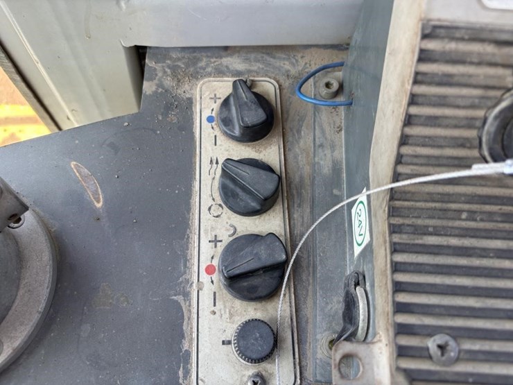 2005-deere-755c-image-34