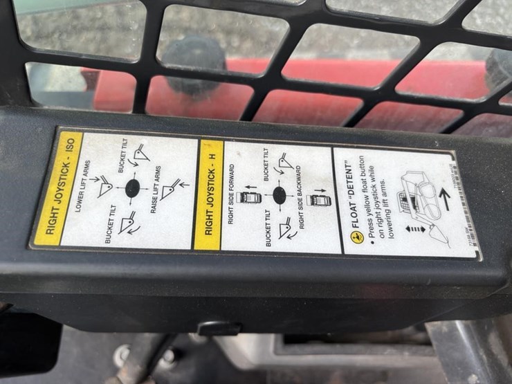 2019-bobcat-t740-image-24