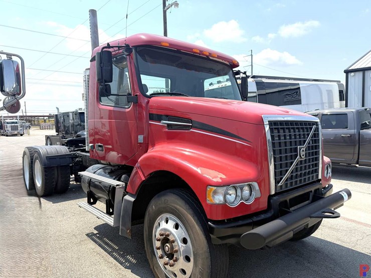 2009-volvo-10-image-2