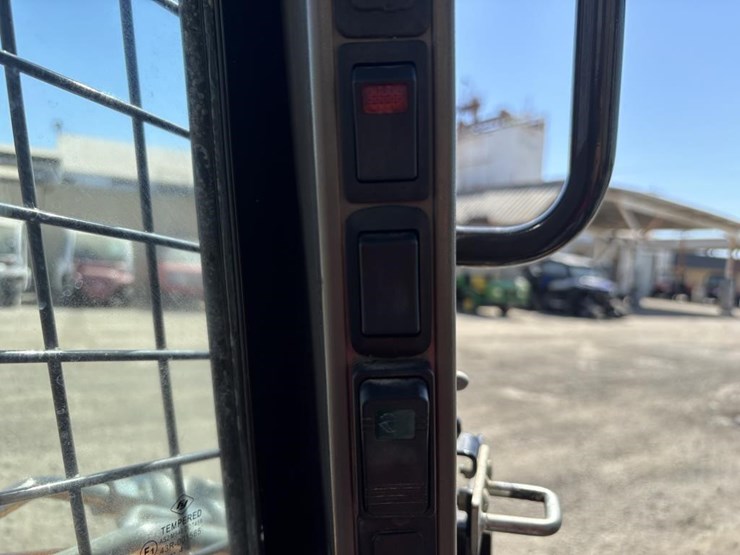 2015-case-tr320-image-34