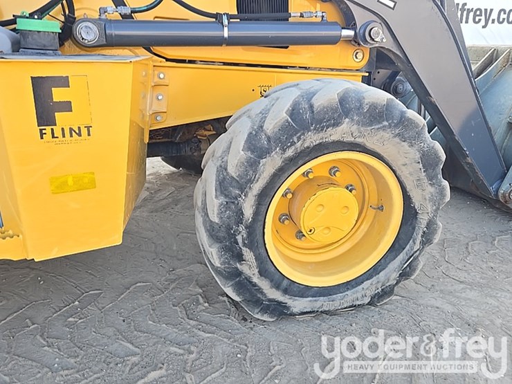 2019-deere-310l-image-25