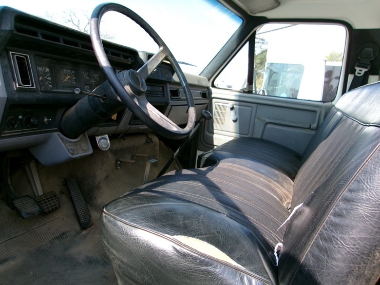 1995-ford-800-image-2