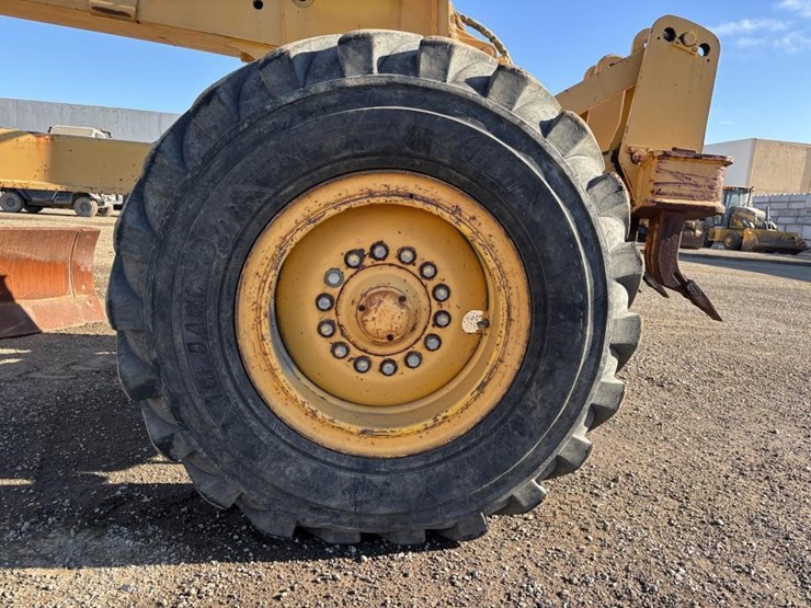 1991-deere-670b-image-23