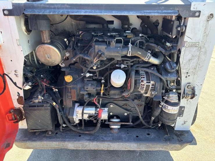 2017-bobcat-t740-image-30