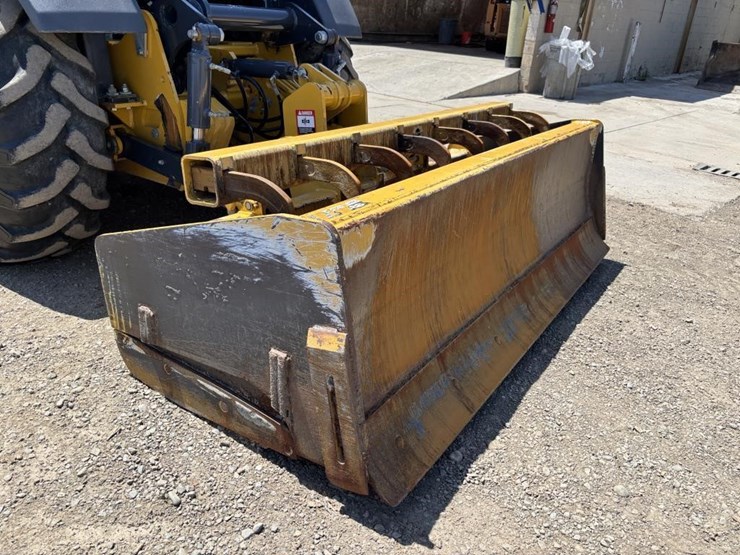 2018-deere-210l-image-18