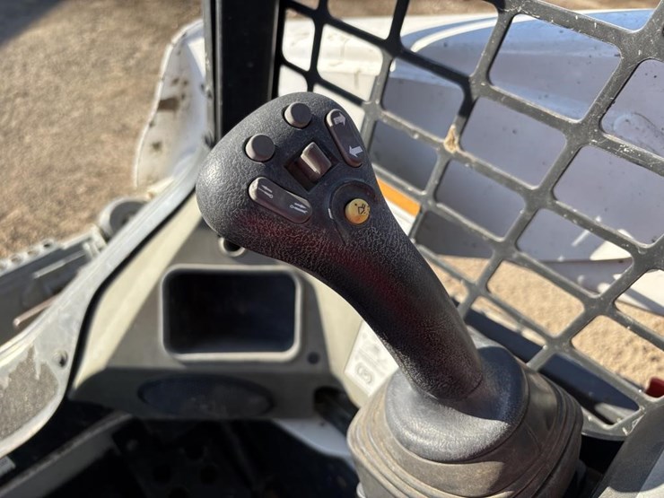 2019-bobcat-t740-image-23