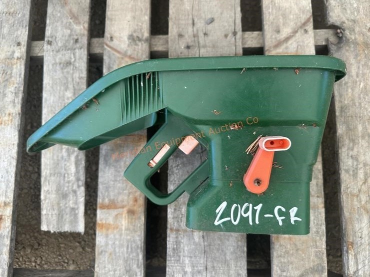 scott's-fertilizer-spreader-image-6