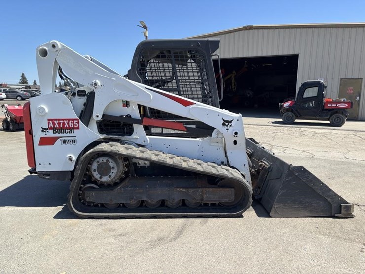 2017-bobcat-t740-image-7