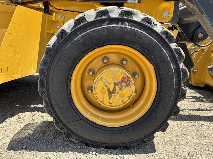 2018-deere-210l-image-25
