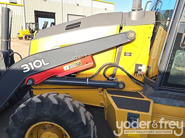 2019-deere-310l-image-32