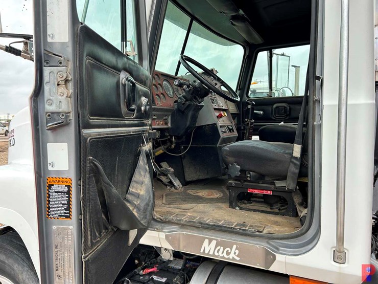 1999-mack-ch613-image-13