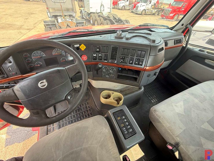 2009-volvo-10-image-11