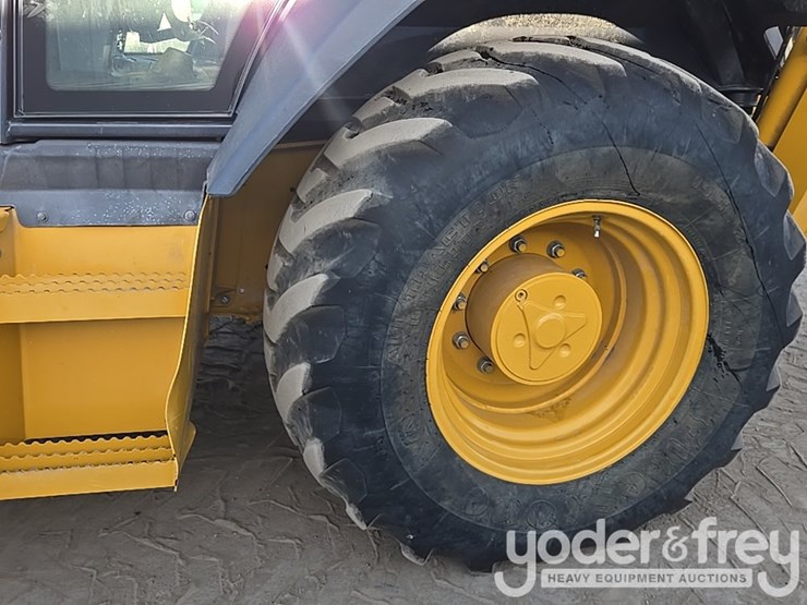 2019-deere-310l-image-19